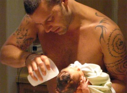 El cantante, bañando a su hijo.