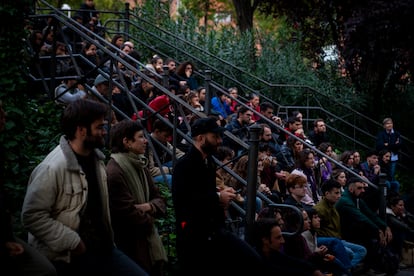 Asistentes a la asamblea del Sindicato de Inquilinas de Madrid, este viernes en la plaza de las Pañuelas. 