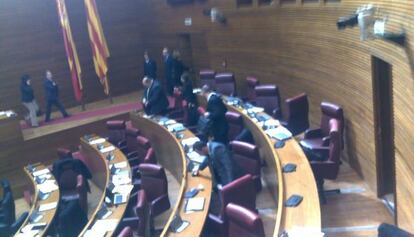 Momento en que los diputados de la oposición abandonan el pleno de las Cortes Valencianas.