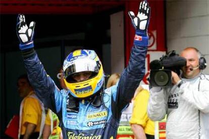 Alonso celebra su <i>pole position</i> tras finalizar la ronda de clasificación.