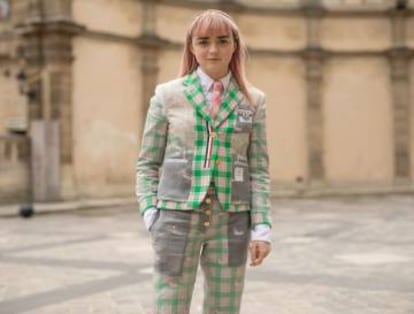 Maisie Williams vestida de Thom Browne. 