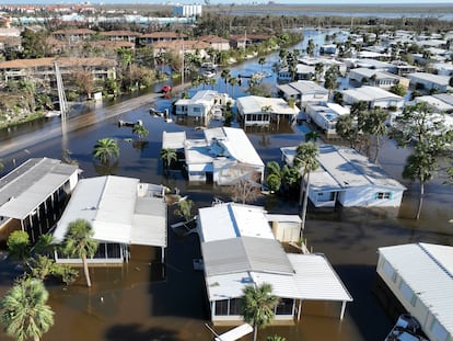 Un barrio inundado en la localidad de Fort Myers, en Florida (EE UU) tras el paso del huracán 'Ian'.
