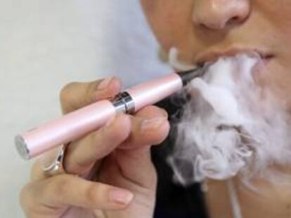 Una mujer fuma un cigarrillo electrónico en Niza (Francia). EFE/Archivo