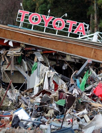 Un concesionario de Toyota destrozado por el tsunami del 11 de marzo en la región de Miyagi.