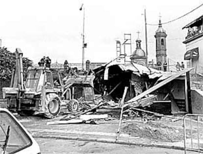 Una pala excavadora derribaba ayer el Quiosco de las Flores, junto al Puente de Triana.