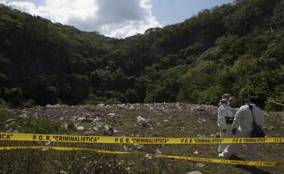 Se hace público el hallazgo de nuevas fosas clandestinas en Colula, en el Estado de Guerrero. Expertos forenses recaban información en el sitio que indicado por los cuatro detenidos confesos que habrían participado en la desaparición de los 43 normalistas.