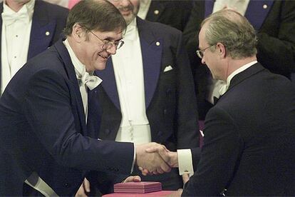Tim Hunt recibe en 2001 el Premio Nobel de Medicina y Fisiología de manos del rey Carlos Gustavo de Suecia.