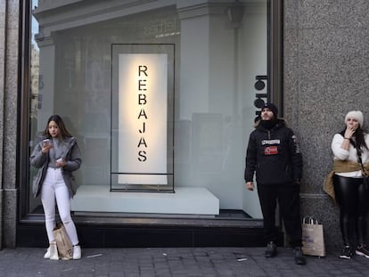 Tiendas con anuncios de rebajas, en Gran Vía (Madrid). 