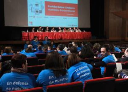 Los 230 trabajadores de la planta de Edesa de Basauri, afectados por el cierre de Fagor Electrodomésticos, durante una asamblea. EFE/Archivo