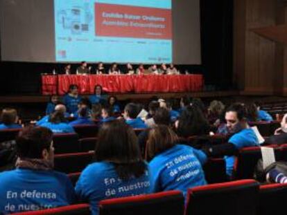 Los 230 trabajadores de la planta de Edesa de Basauri, afectados por el cierre de Fagor Electrodomésticos, durante una asamblea. EFE/Archivo