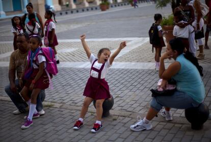 Una joven estudiante en su primer día de regreso a la escuela en la escuela primaria Angela Landa en La Habana Vieja, Cuba. Unos 2 millones de estudiantes cubanos comenzaron las clases del nuevo año escolar.