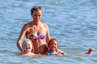 La modelo Esther Cañadas y su hija Galia Santina de vacaciones en Ibiza.