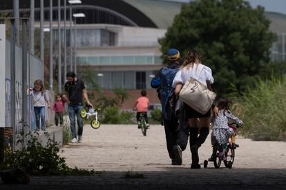 Padres e hijos pasean en Sevilla.