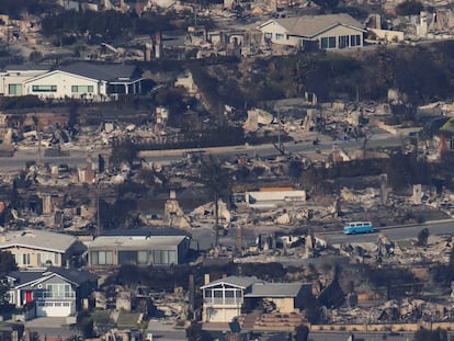 Vista aérea de los escombros en las propiedades quemadas, tras el incendio en el vecindario de Pacific Palisades en Los Ángeles, (California).