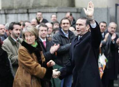 El <i>lehendakari,</i> junto a su esposa, saluda a los congregados antes de comparecer como imputado ante el Tribunal Superior de Justicia.