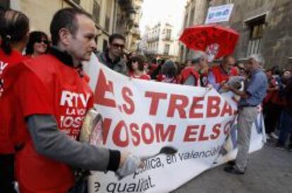 Empleados de Radio Television Valenciana (RTVV) protestan esta mañana por la decisión de cerrar Canal 9.