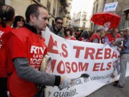 Empleados de Radio Television Valenciana (RTVV)  protestan esta ma&ntilde;ana por la decisi&oacute;n de cerrar Canal 9.