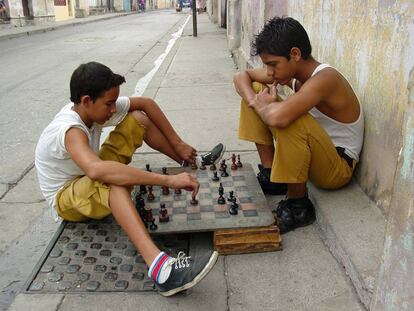 Chicos jugando al ajedrez en la calle, en Santiago de Cuba. 