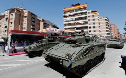 Un momento del desfile celebrado este sábado en Huesca durante el acto central del Día de las Fuerzas Armadas.