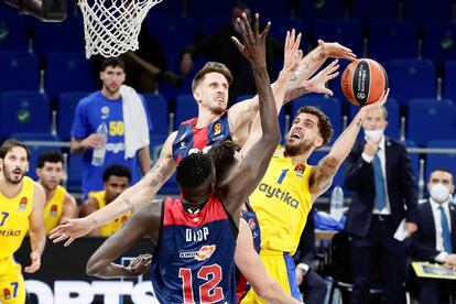 Polonara (i-arriba), del Baskonia intenta taponar a Wilbekin