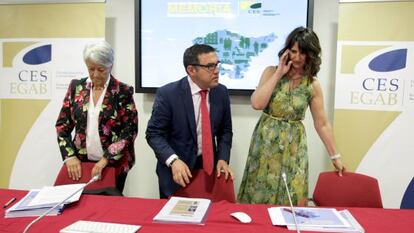 Inmaculada Gallastegi, Francisco Huidobro y Leire Oserín, en la presentación de la memoria del CES.