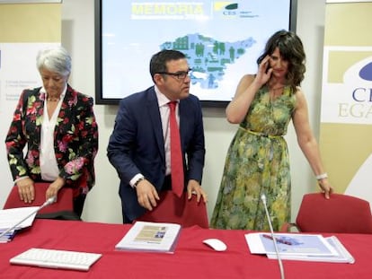 Inmaculada Gallastegi, Francisco Huidobro y Leire Oserín, en la presentación de la memoria del CES.