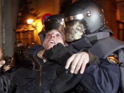 Un polic&iacute;a sujeta a uno de los manifestantes por la reforma laboral el pasado febrero. 