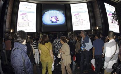 Un gran número de personas hace cola en el cine Capitol de Madrid con motivo de la Fiesta del Cine en una edición anterior.