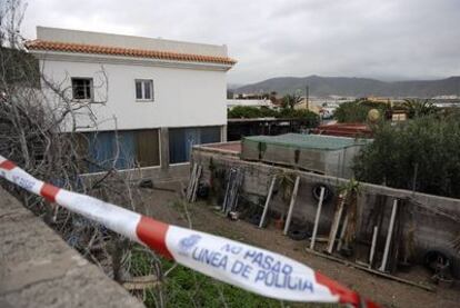 La casa de Playa Vargas, precintada por la policía, en la que se hacían las concentraciones de kárate.