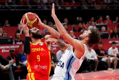 Ricky Rubio (a la izquierda) y Nicolás Laprovittola luchan por el balón.