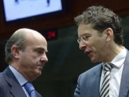 Luis de Guindos, con Jeroen Djisselbloem, en una reuni&oacute;n anterior del Eurogrupo.