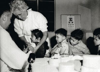 Enfermeros inyectan la vacuna contra el polio a niños en Los Angeles en 1955.