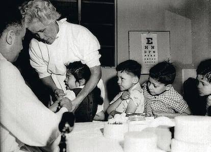 Vacunaci&oacute;n contra la polio en Los &Aacute;ngeles en 1955.