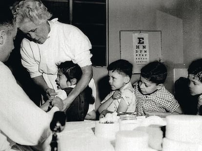 Vacunaci&oacute;n contra la polio en Los &Aacute;ngeles en 1955.