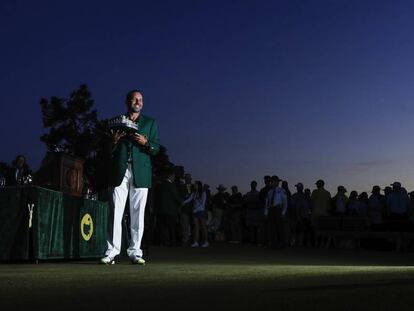 Sergio Garc&iacute;a, el 10 de abril, el domingo de su victoria, con el trofeo del Masters.