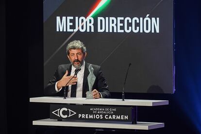 Alberto Rodríguez recoge el Premio Carmen a la mejor dirección por 'Modelo 77'. / PREMIOS CARMEN