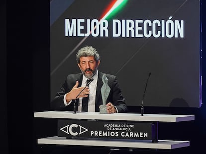 Alberto Rodríguez recoge el Premio Carmen a la mejor dirección por 'Modelo 77'. / PREMIOS CARMEN