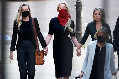 La actriz Amber Heard, en el centro, junto a su hermana y su abogada, a su llegada a los juzgados de Londres, este martes. 