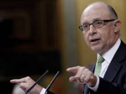 El ministro de Hacienda, Cristóbal Montoro, durante una intervención en la sesión de control al Gobierno. EFE/Archivo