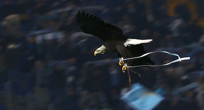 La mascota de la Lazio sobrevuela el Olímpico de Roma antes del partido contra la Juve.