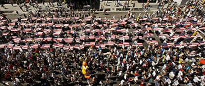 Los manifestantes llevan, durante la marcha de Nueva York, ataúdes cubiertos con la bandera estadounidense como símbolo de los soldados muertos en Irak.
