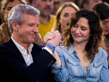 El candidato del PP a la presidencia de la Xunta de Galicia, Alfonso Rueda, con la presidenta madrileña, Isabel Díaz Ayuso.