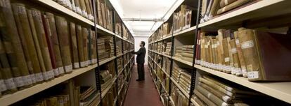 Estanterías del archivo y de la hemeroteca del Conde Duque.