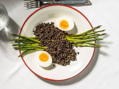 Ensalada de lentejas con trigueros y huevo