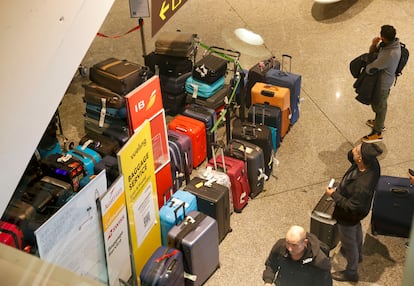Maletas acumuladas en la terminal del aeropuerto de Bilbao, este lunes. 