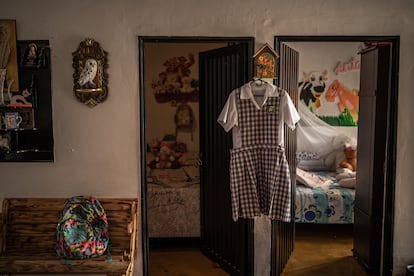 El uniforme del colegio de Melanie en la casa de su familia.