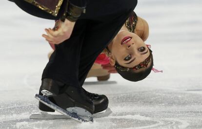 La rusa Vera Bazarova y Yuri Larionov durante la prueba de patinaje artístico por parejas.