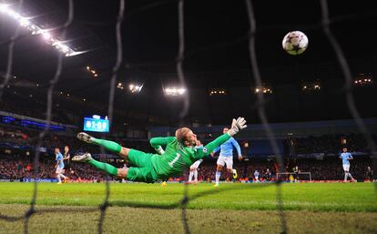 Joe Hart se estira para intentar parar un disparo de Thomas Horava.