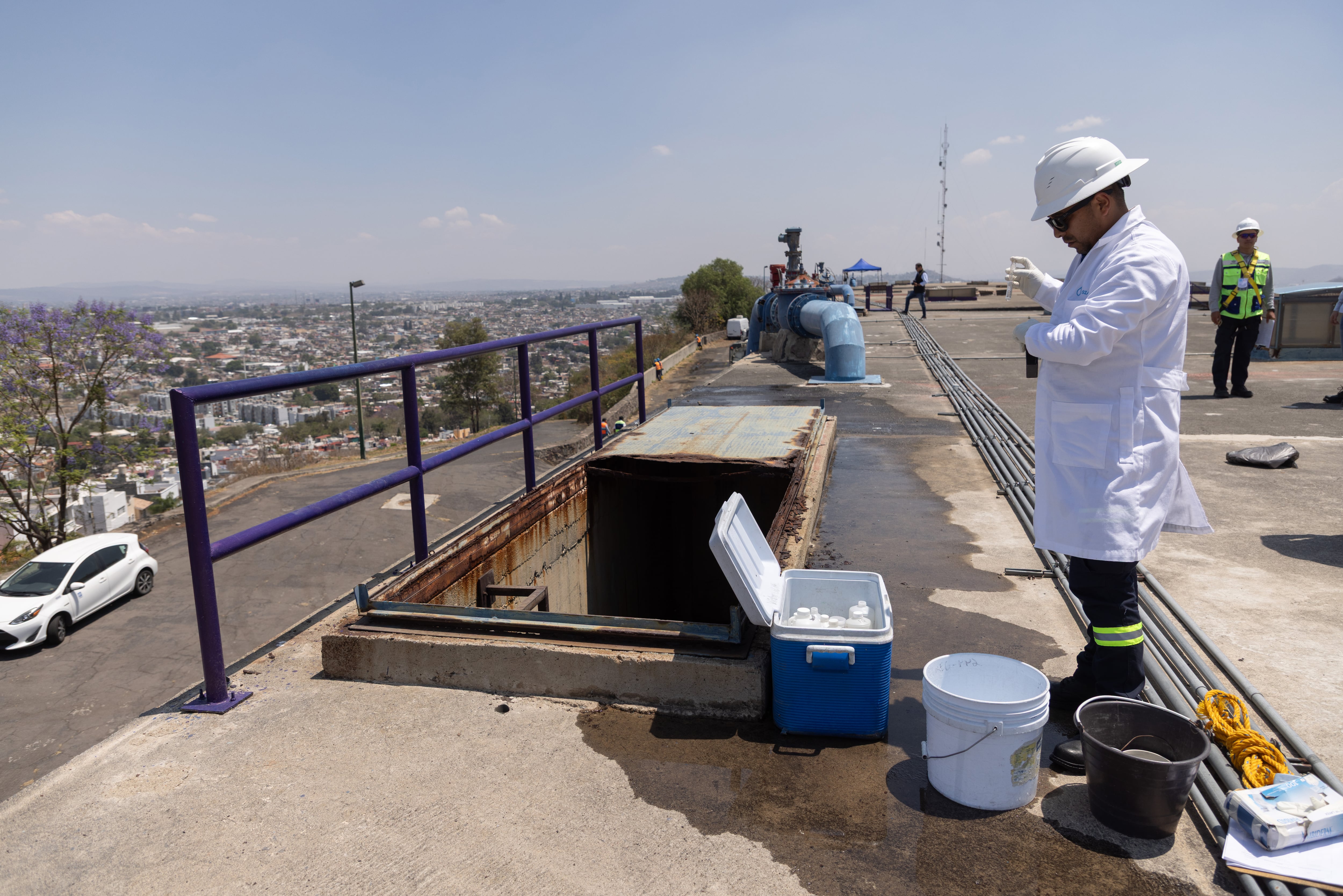 Personal del Siapa hace pruebas en e macrotanque Las Huertas, el 1 de abril.