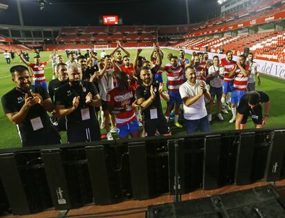 Ni el aplauso de toda una plantilla resonando en el vacío de los Nuevos Cármenes ha podido despertar al Granada CF del sueño en el que entró en 2018. Los nazaríes han logrado desde entonces un ascenso a LaLiga Santander, unas semifinales de la Copa del Rey y un hito único: su primera clasificación para competiciones europeas. Todo en menos de 400 días históricos protagonizados por un novato en los banquillos de la élite como Diego Martínez, que a su llegada impuso a la plantilla un lema que invita a pensar en nuevas ensoñaciones. “Más alto que nosotros solo el cielo”.